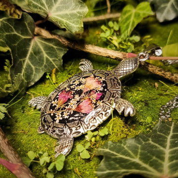 Pendentif tortue fleurie