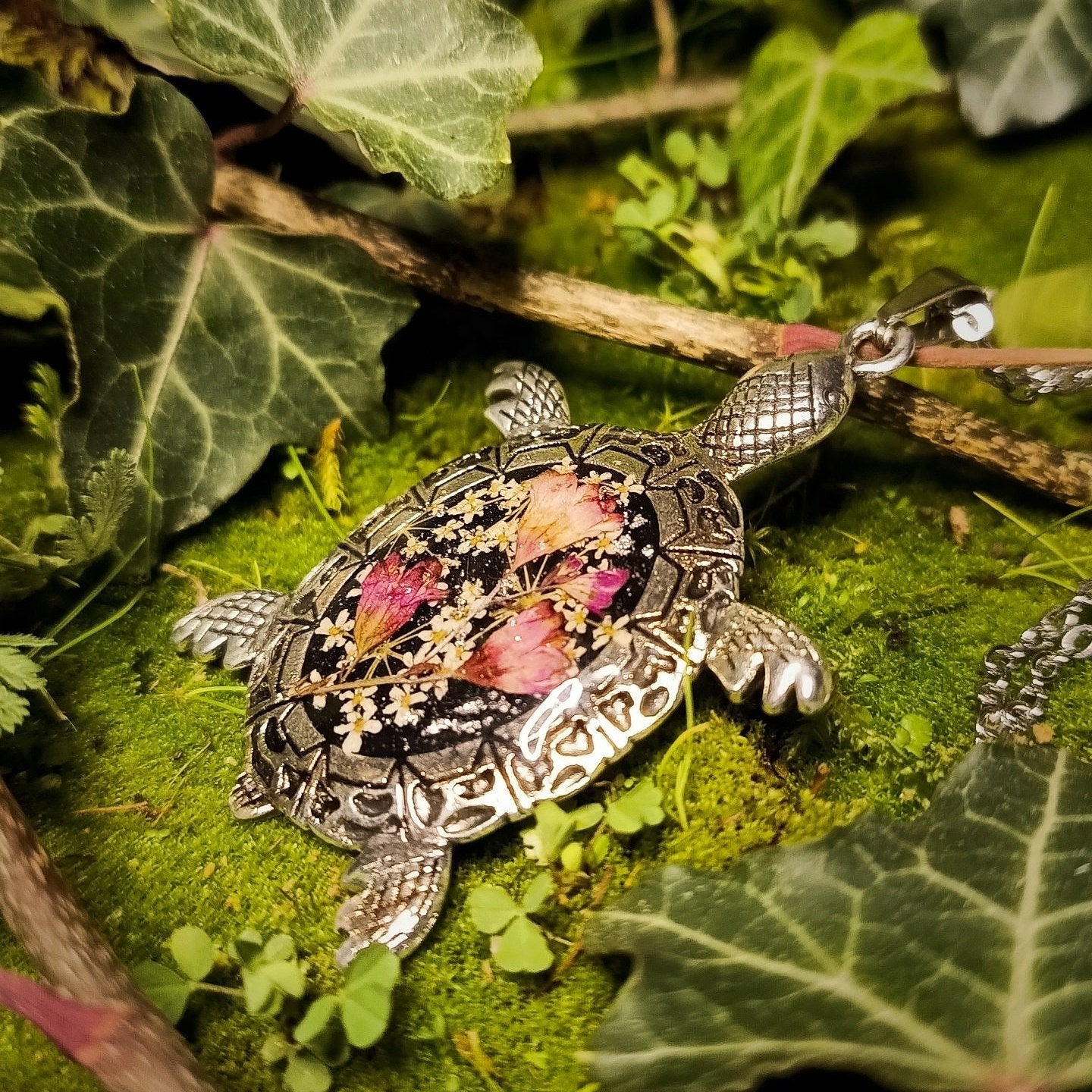 Pendentif tortue fleurie